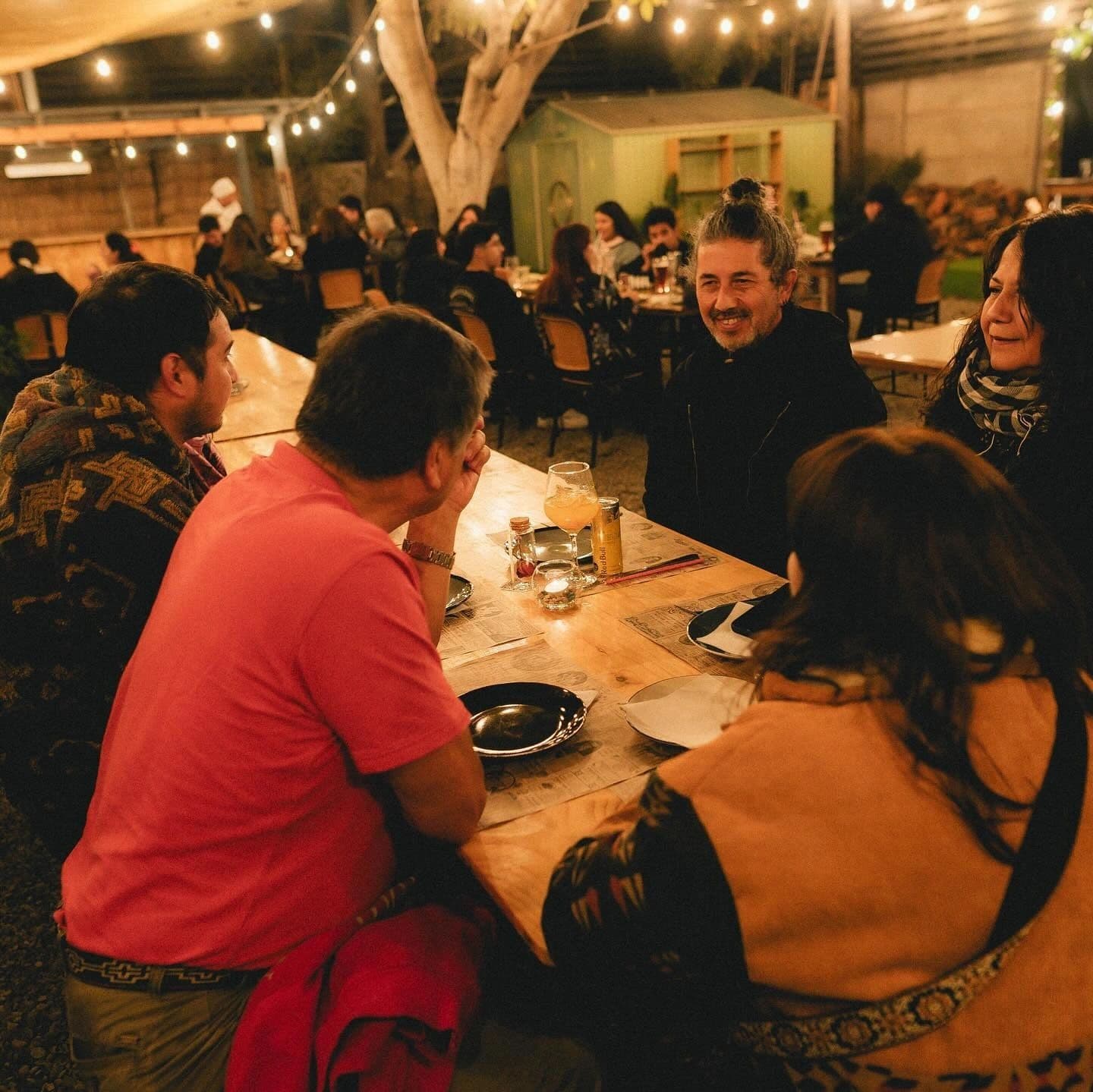 Salón de DiMOE, una noche con el local lleno