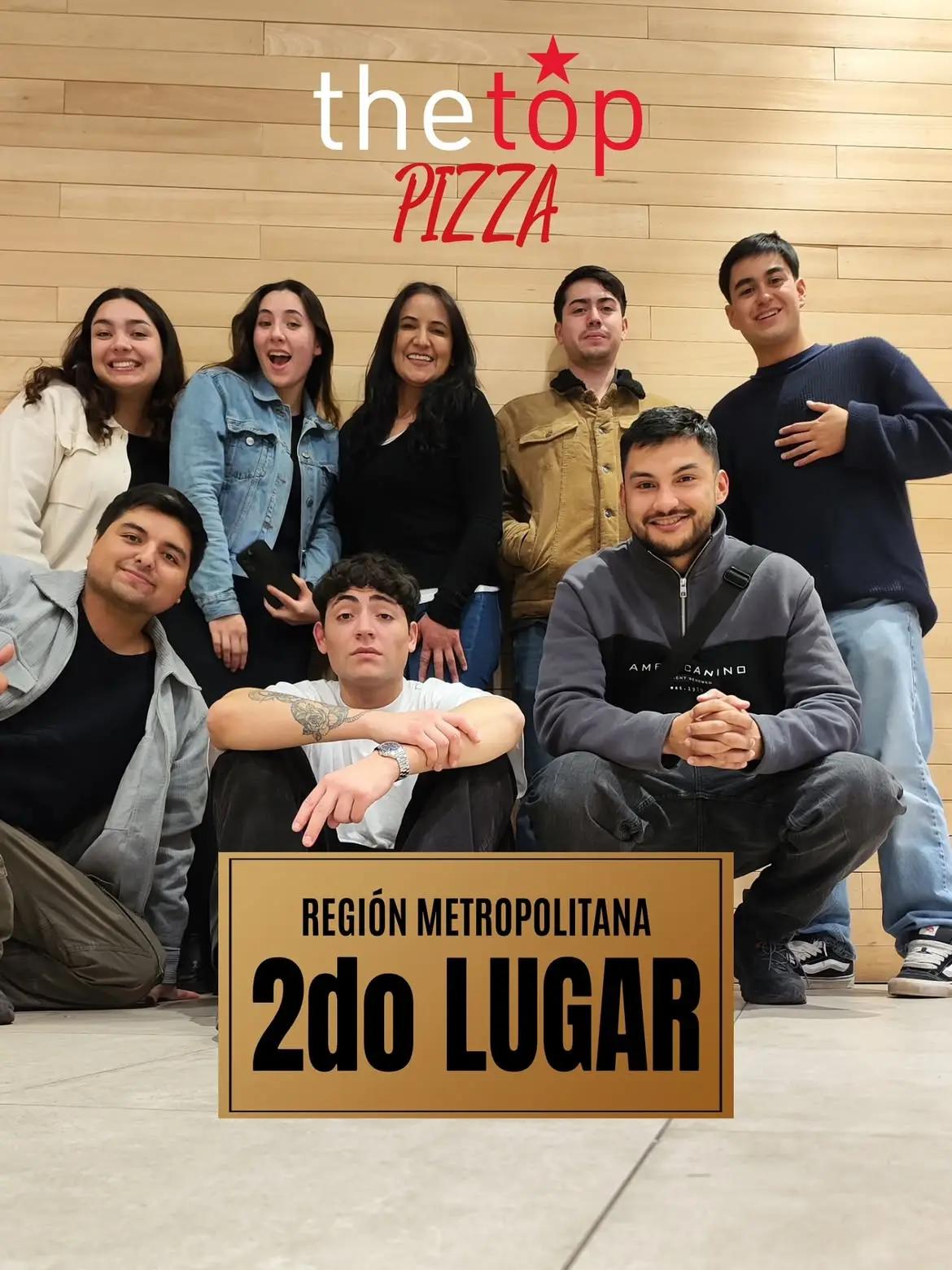 El equipo de DiMOE con el cartel de segundo lugar